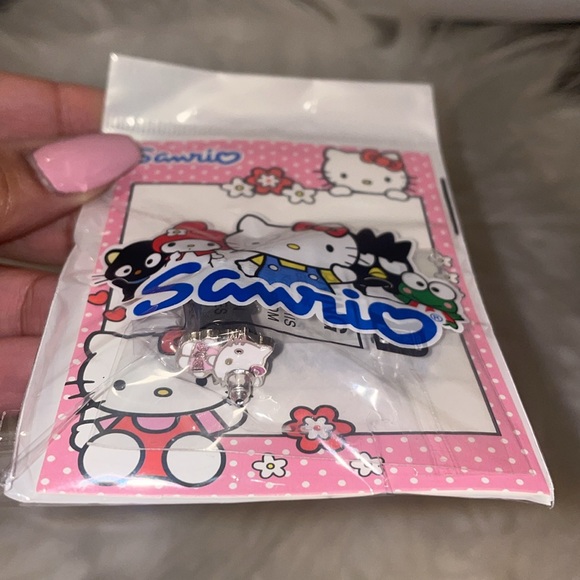 🆕 Hello kitty earrings 😻 - Picture 4 of 6